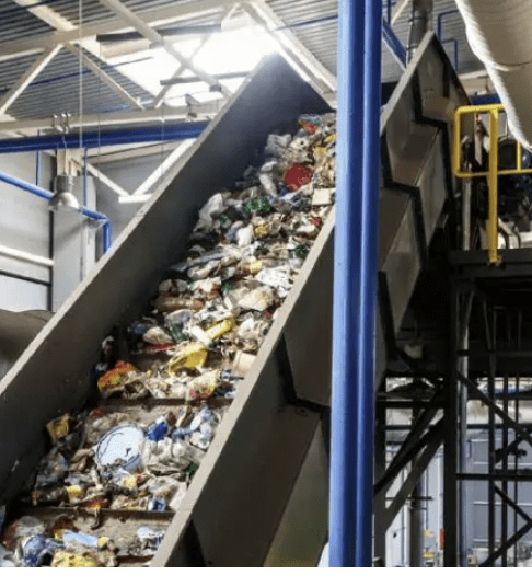 Plastic waste conveyor